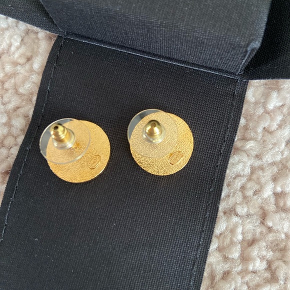 Chanel cruise collection 2023 stud earrings - Picture 3 of 16